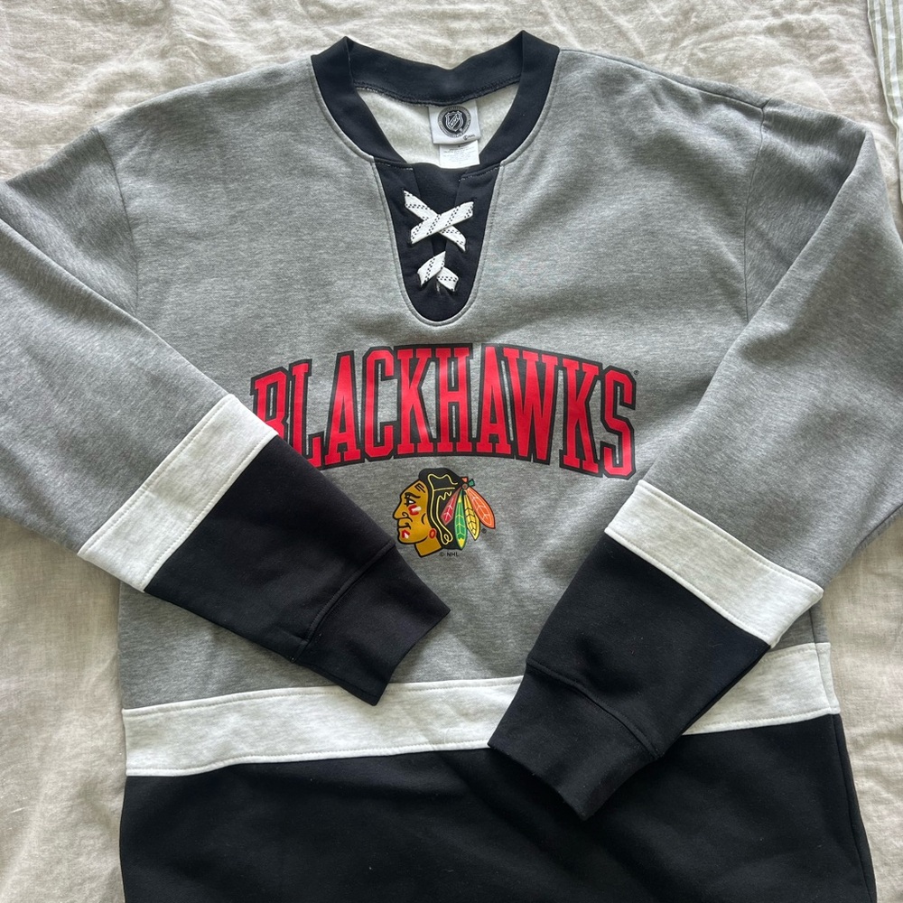 Blackhawks crew neck - size medium